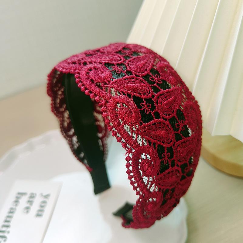 Расширенный ободок для волос из кружева с узором пейсли One Size
Расширенный ободок для волос из кружева с узором пейсли One Size