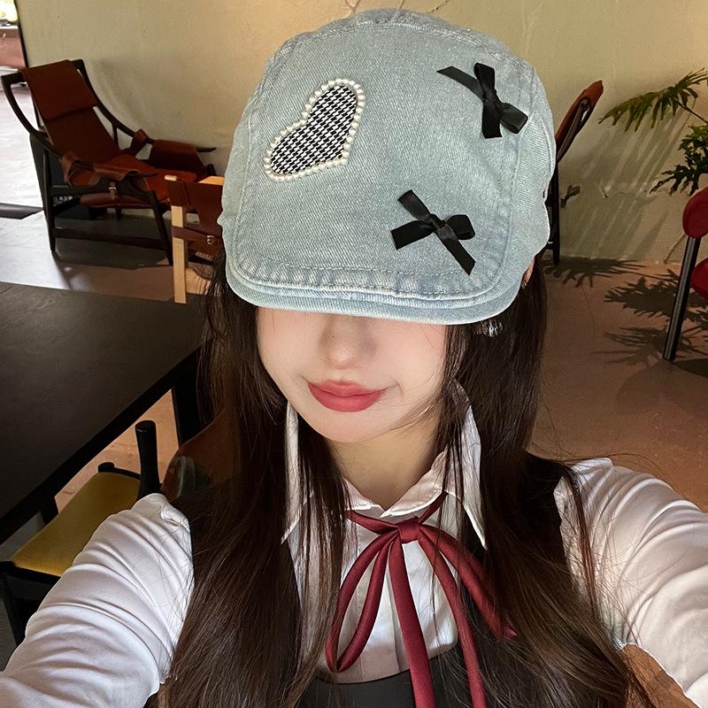 Love pearl bow washed denim old retro forward hat female personality versatile duckbill beret Adjustable чорний
Love pearl bow washed denim old retro forward hat female personality versatile duckbill beret Adjustable чорний