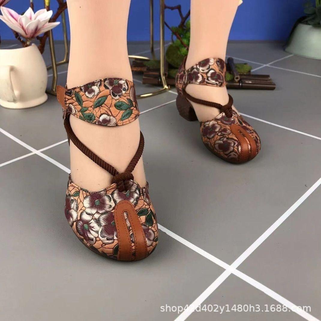 Soft leather sandals women s ethnic style medium heel soft sole comfortable 2024 summer new hollow thick heel single shoes 40 коричневий
Soft leather sandals women s ethnic style medium heel soft sole comfortable 2024 summer new hollow thick heel single shoes 40 коричневий