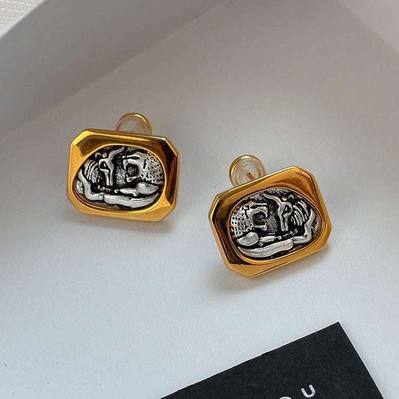 Vtage medieval black and gold natural pearl earrings female Roman lion statue unique retro stud earrings new
Vtage medieval black and gold natural pearl earrings female Roman lion statue unique retro stud earrings new