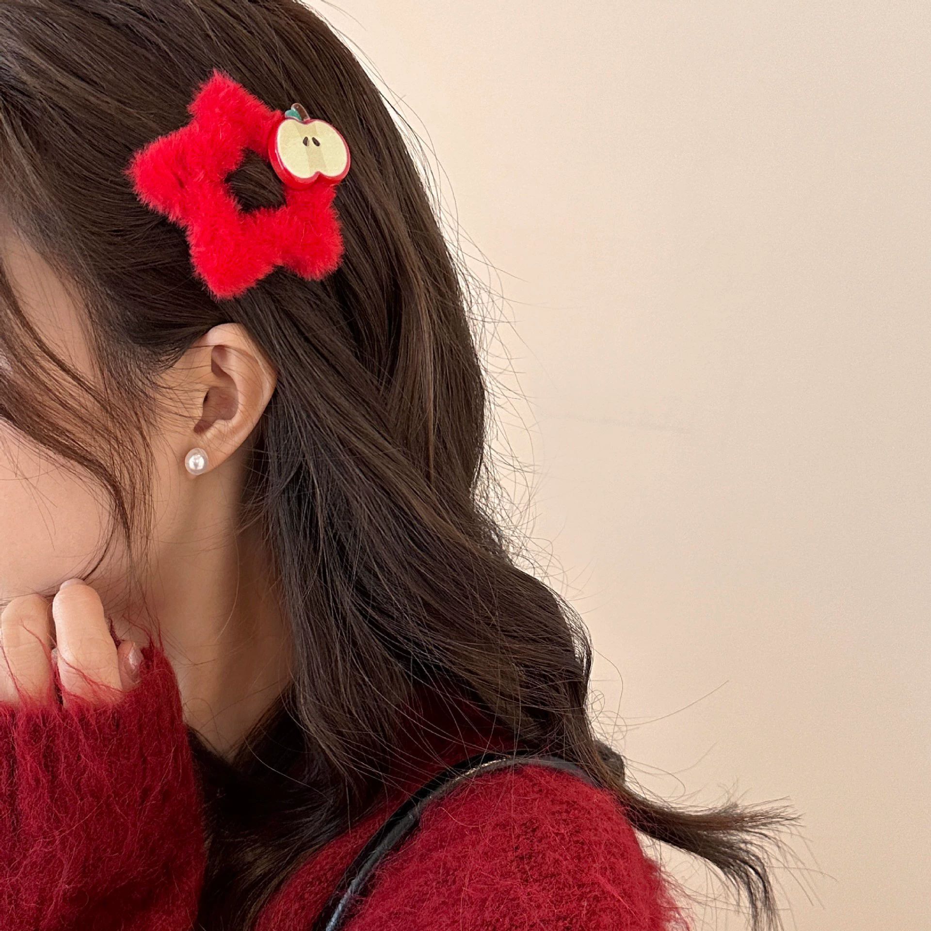 Cute Christmas apple plush star hairpin female forehead bangs clip sweet hairpin broken hair bb clip fun headdress
Cute Christmas apple plush star hairpin female forehead bangs clip sweet hairpin broken hair bb clip fun headdress