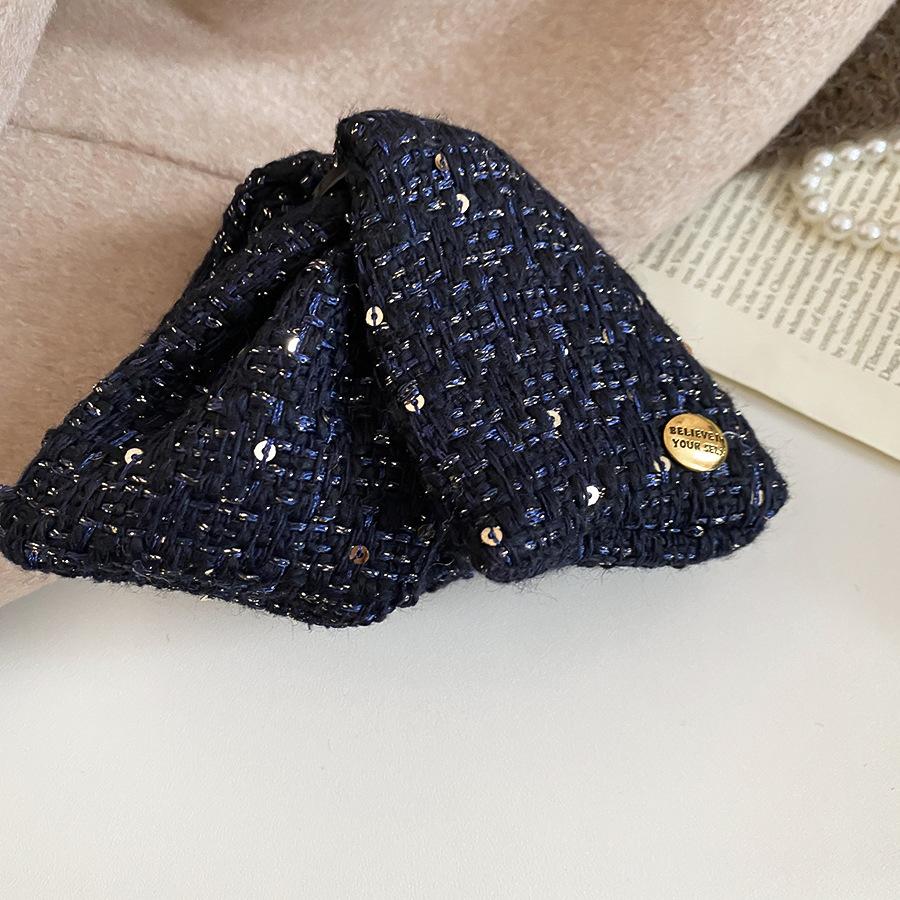 Acrylic fabric small fragrant wind grab clip French retro elegant light luxury shark clip design sense niche hairpin hair accessories
Acrylic fabric small fragrant wind grab clip French retro elegant light luxury shark clip design sense niche hairpin hair accessories