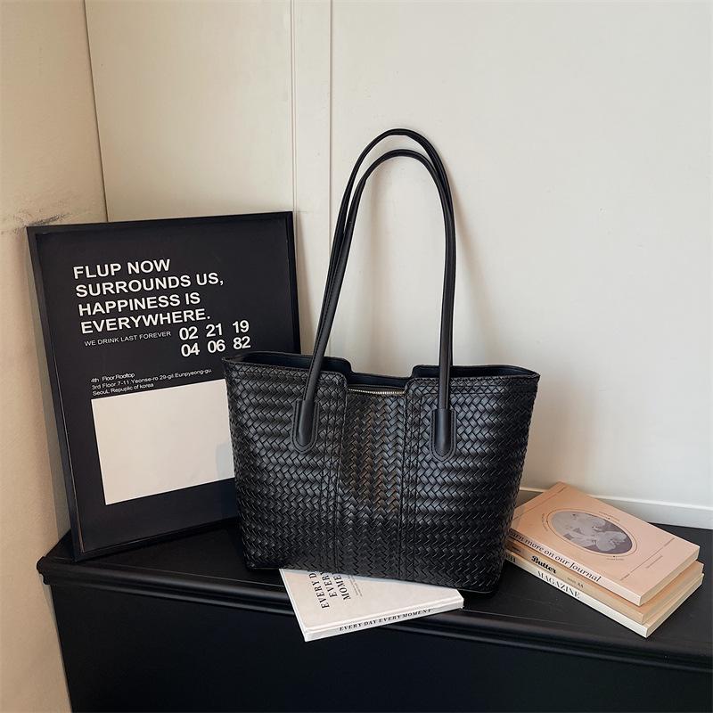 Fashion high-value large-capacity tote bag women s new foreign-style woven pattern shoulder bag commuter handbag чорний
Fashion high-value large-capacity tote bag women s new foreign-style woven pattern shoulder bag commuter handbag чорний