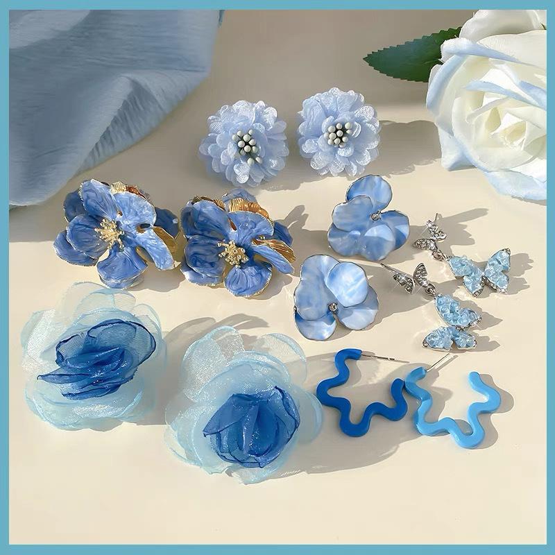 Blue mesh flower earrings, fashionable and sweet high-end studs, summer new niche versatile earrings
Blue mesh flower earrings, fashionable and sweet high-end studs, summer new niche versatile earrings