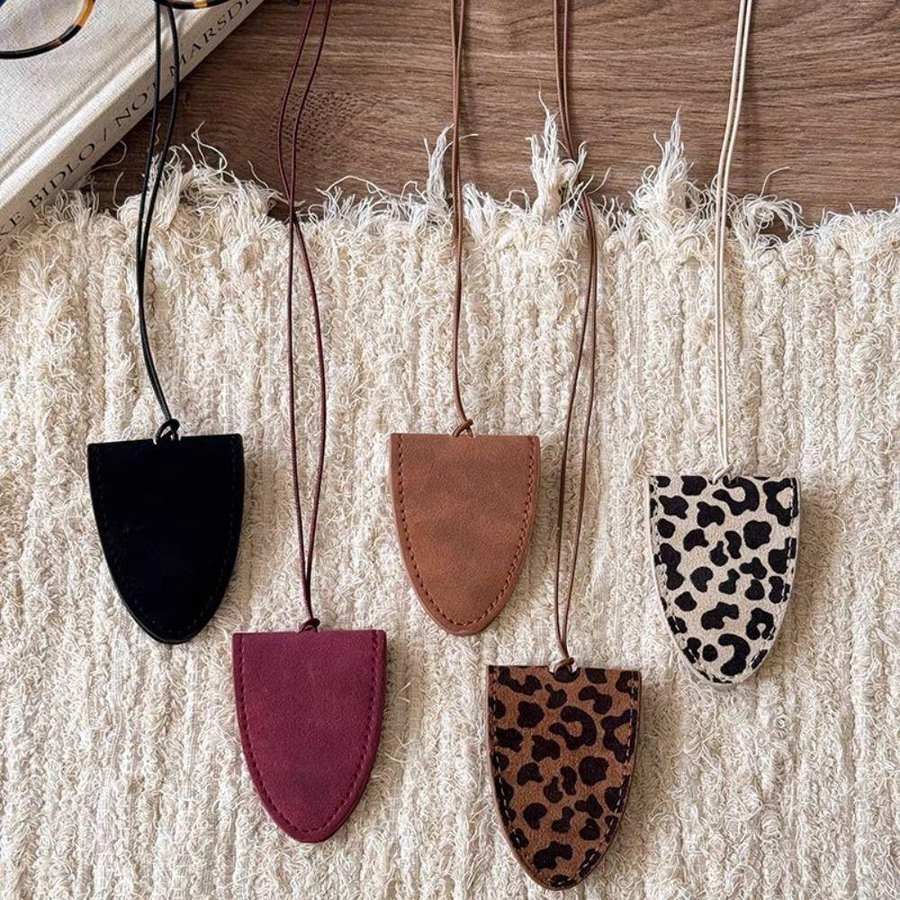 Multi-Function Neck Hanging Sunglasses Clip Leopard Print Pu Leather Eyeglasses Case Female Style3
Multi-Function Neck Hanging Sunglasses Clip Leopard Print Pu Leather Eyeglasses Case Female Style3