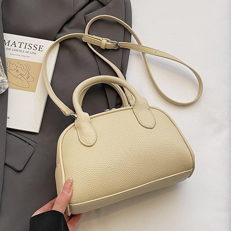 Корейская версия простого и нежного ветра супер огонь однотонная портативная сумка для боулинга женская универсальная модная темпераментная сумка-мессенджер для поездок на работу
Корейская версия простого и нежного ветра супер огонь однотонная портативная сумка для боулинга женская универсальная модная темпераментная сумка-мессенджер для поездок на работу