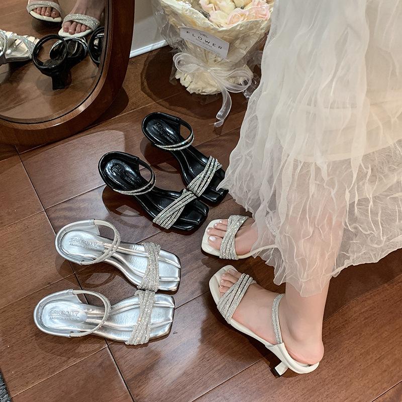Rhinestone word with square head cool slippers women s summer wear stiletto high heels temperament open-toed sandals 35 серебряный
Rhinestone word with square head cool slippers women s summer wear stiletto high heels temperament open-toed sandals 35 серебряный