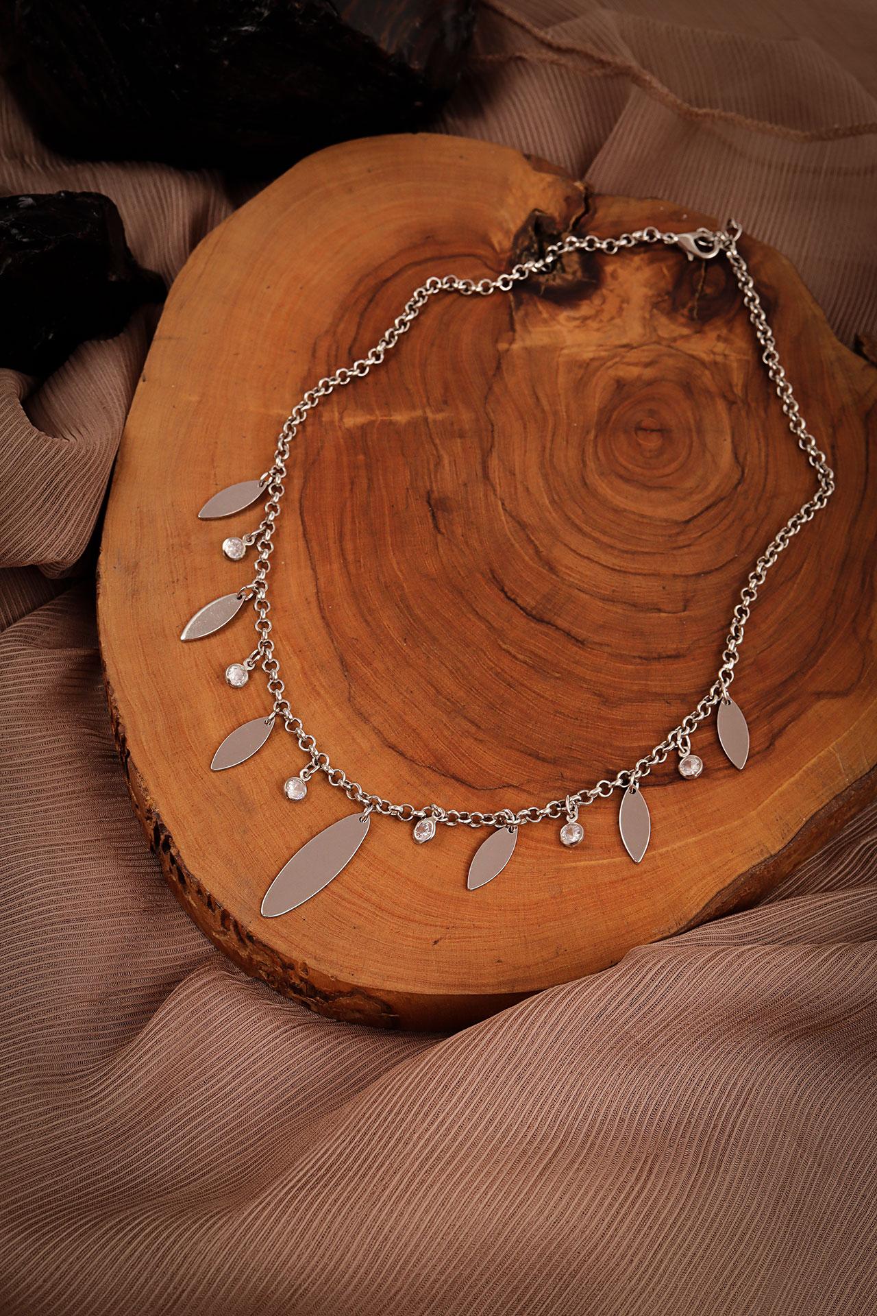 Ожерелье серебряного цвета с камнями и блестками
Ожерелье серебряного цвета с камнями и блестками