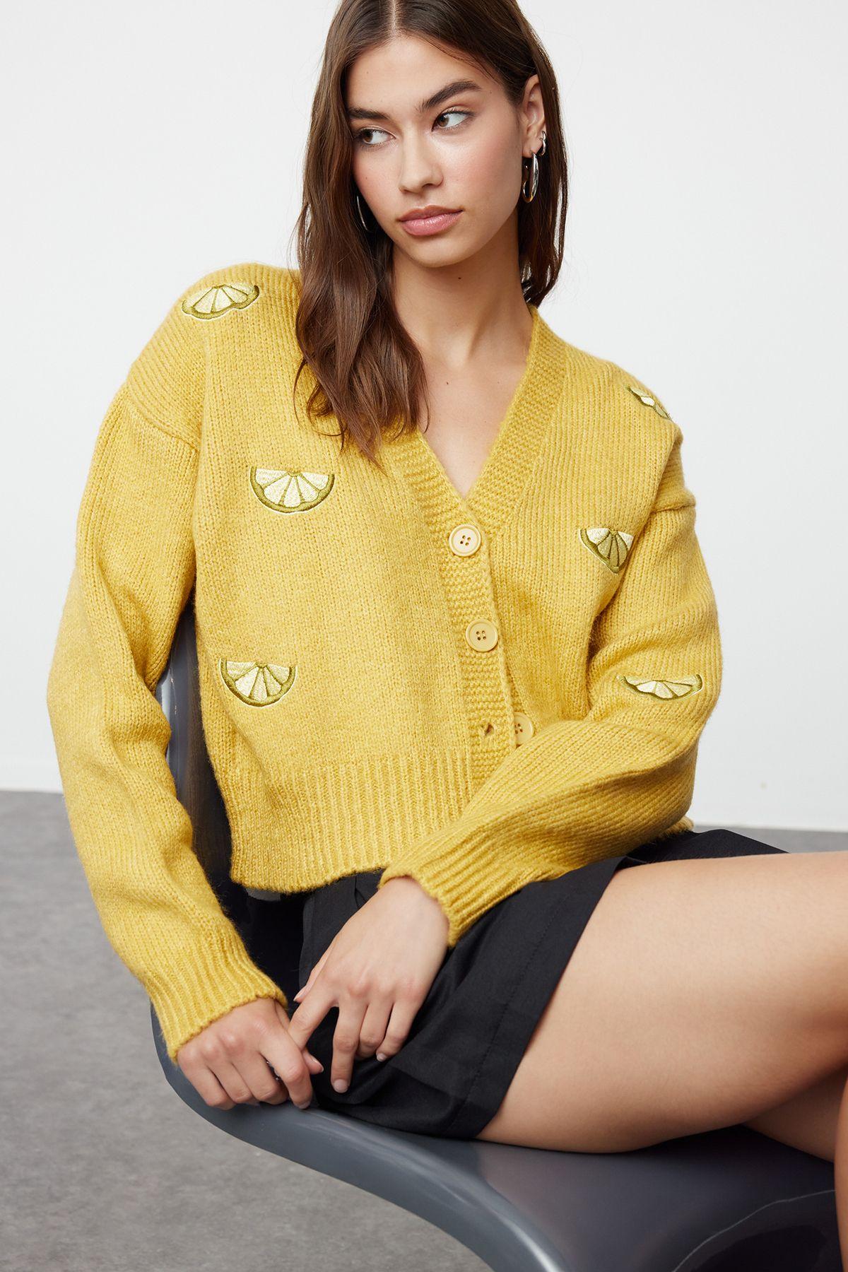 Women s Fashionable Stylish Cardigan Yellow Soft Textured Embroidery Detailed V-Neck Knitwear Cardigan L
Women s Fashionable Stylish Cardigan Yellow Soft Textured Embroidery Detailed V-Neck Knitwear Cardigan L