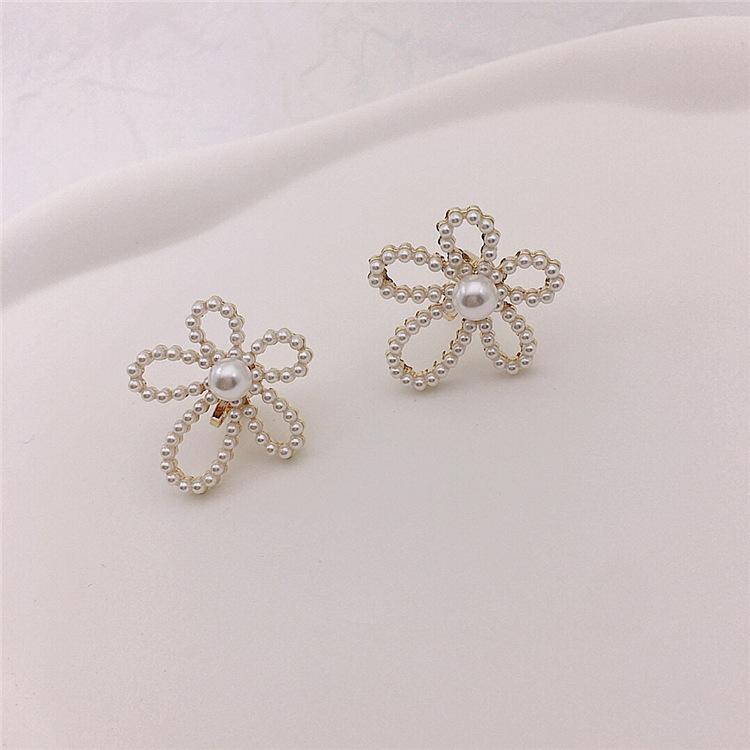 Серьги-цветы из искусственного жемчуга с полым дизайном без мочек для женщин
Серьги-цветы из искусственного жемчуга с полым дизайном без мочек для женщин