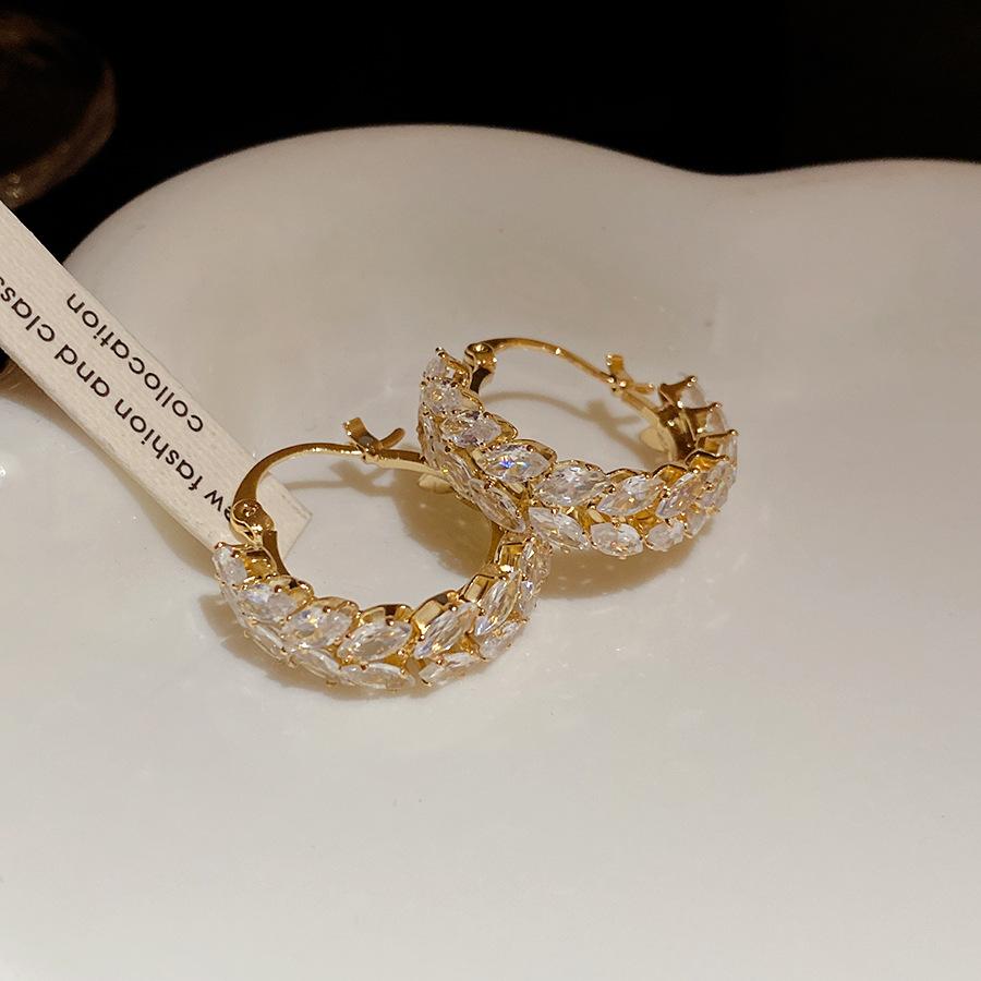 Zircon wheat ears round ear buckles retro court style high-end earrings fashion light luxury temperament versatile earrings
Zircon wheat ears round ear buckles retro court style high-end earrings fashion light luxury temperament versatile earrings