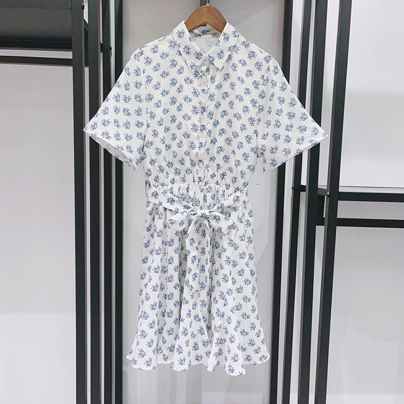 French Niche Floral Blue & White Spring/Summer Retro Dress with Shirt Collar and High Waist Small
French Niche Floral Blue & White Spring/Summer Retro Dress with Shirt Collar and High Waist Small