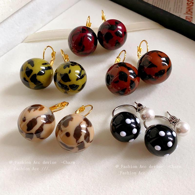Unique Vintage Leopard Print Resin Ear Cuffs - High-End Hong Kong Style Earrings for Women
Unique Vintage Leopard Print Resin Ear Cuffs - High-End Hong Kong Style Earrings for Women