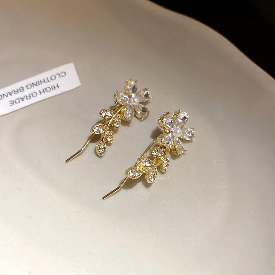 Silver Needle Diamond Strawberry Pendant Earrings Women s Light Luxury Exquisite Temperament Earrings Simple Fashion High-end Earrings
Silver Needle Diamond Strawberry Pendant Earrings Women s Light Luxury Exquisite Temperament Earrings Simple Fashion High-end Earrings