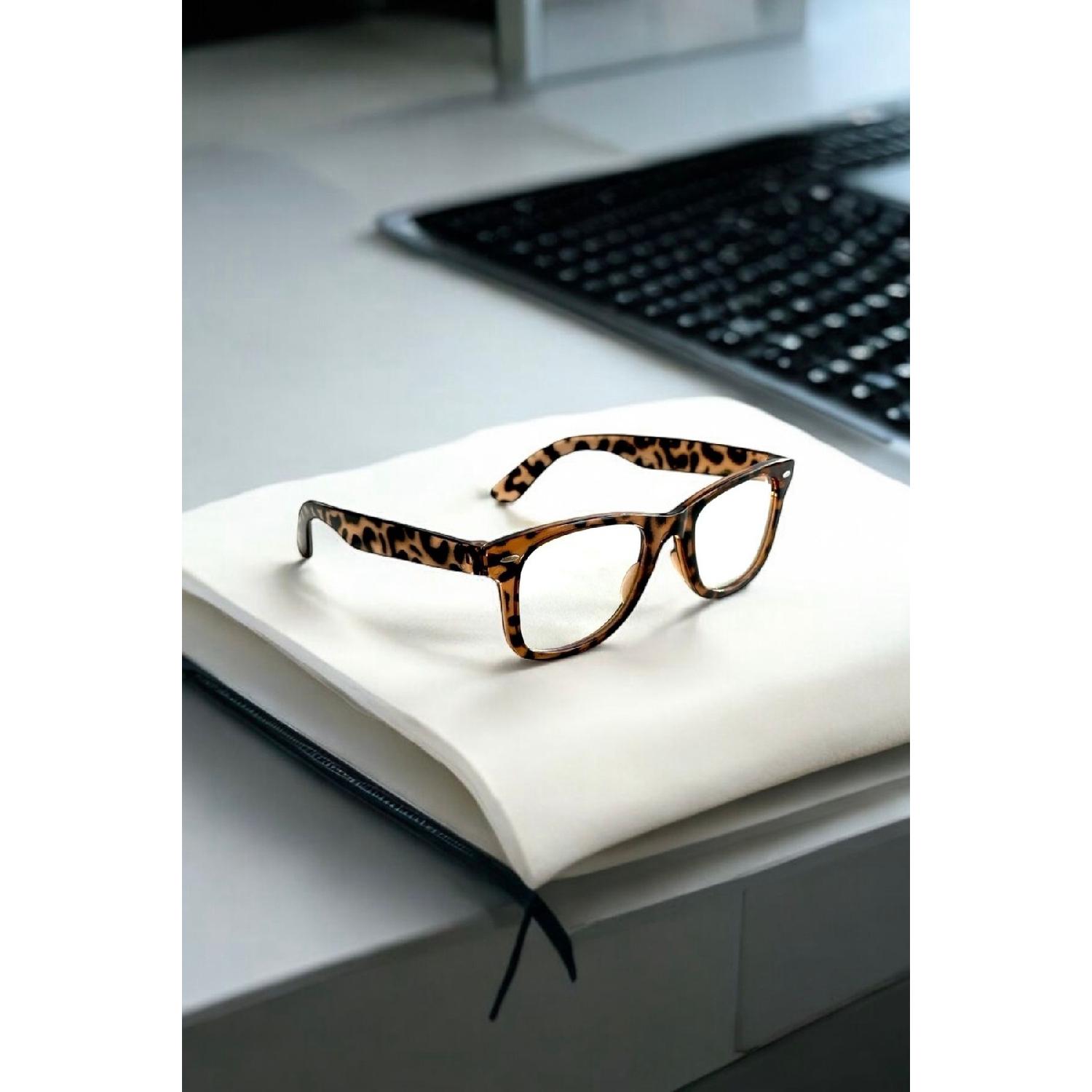 Unisex Cross Cut Wayf Leopard Classic Blue Light Protection Screen Glasses Blue Block білий
Unisex Cross Cut Wayf Leopard Classic Blue Light Protection Screen Glasses Blue Block білий