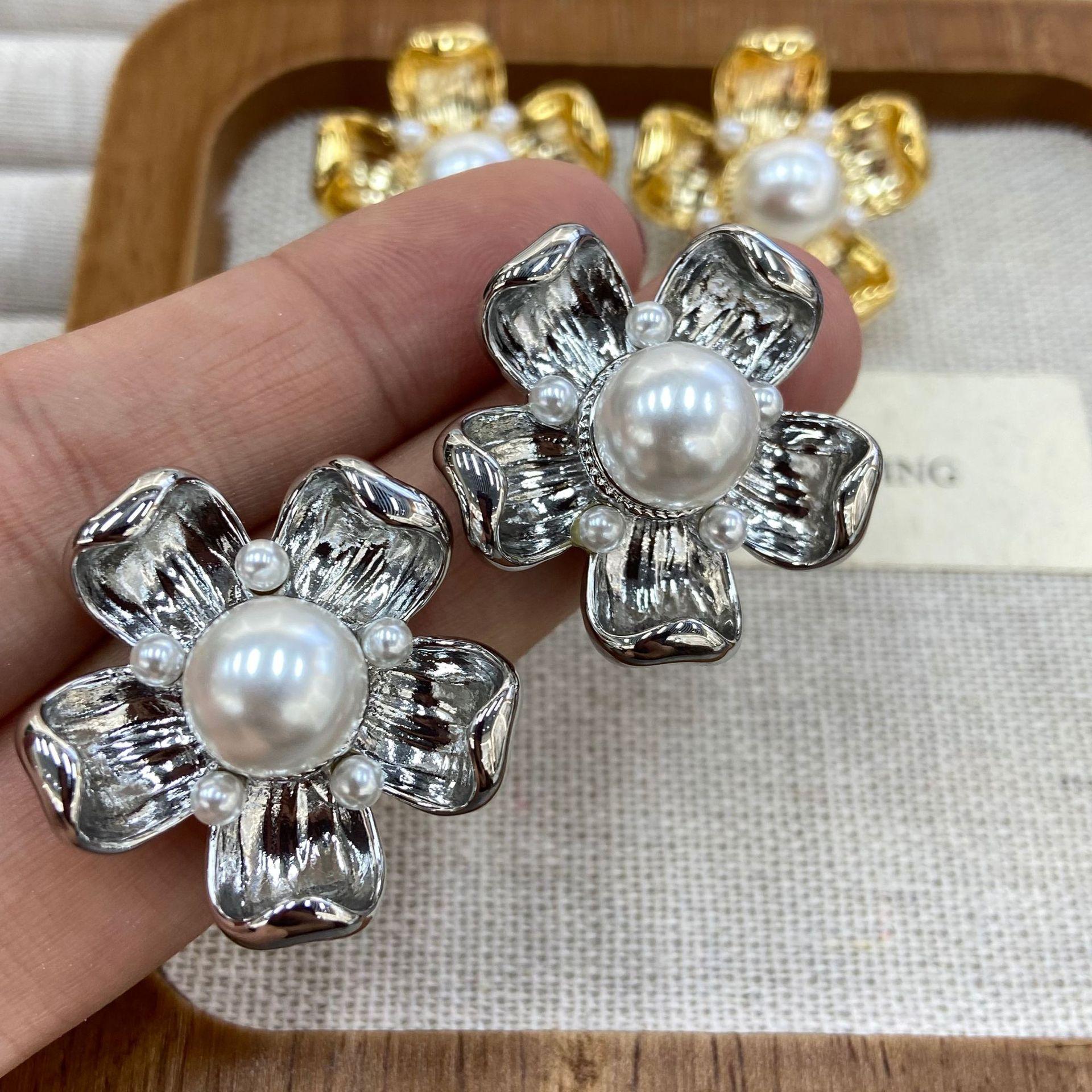 Medieval Vintage Copper Gold-Plated French Flower Stud Earrings Women S High-End Light Luxury Temperament Earrings
Medieval Vintage Copper Gold-Plated French Flower Stud Earrings Women S High-End Light Luxury Temperament Earrings