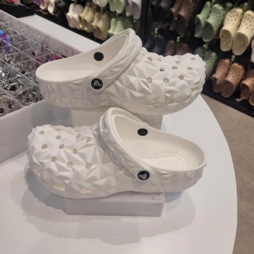 Crocs Hc06 Classic Geometric Clog Classic Geometric Clog 209563 1 White/M11 (290)
Crocs Hc06 Classic Geometric Clog Classic Geometric Clog 209563 1 White/M11 (290)