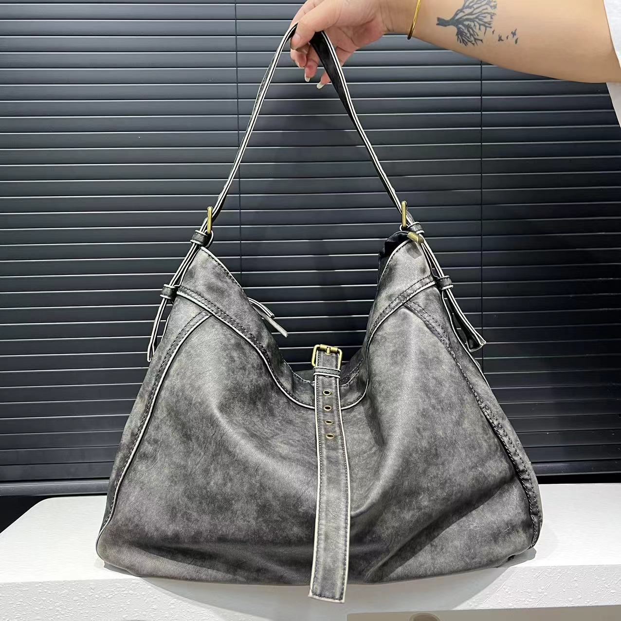 Large-Capacity Washed Locomotive Bag, Shoulder Crossbody Hand Bag серый
Large-Capacity Washed Locomotive Bag, Shoulder Crossbody Hand Bag серый