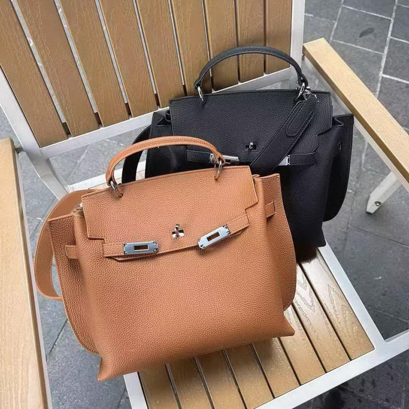 2025 Новая женская сумка из натуральной кожи Head Layer Leather Улучшенная повседневная сумка Platinum Bag Commuter Bag Cross Border Small size: 22 x 8 x 20CM кофейный
2025 Новая женская сумка из натуральной кожи Head Layer Leather Улучшенная повседневная сумка Platinum Bag Commuter Bag Cross Border Small size: 22 x 8 x 20CM кофейный