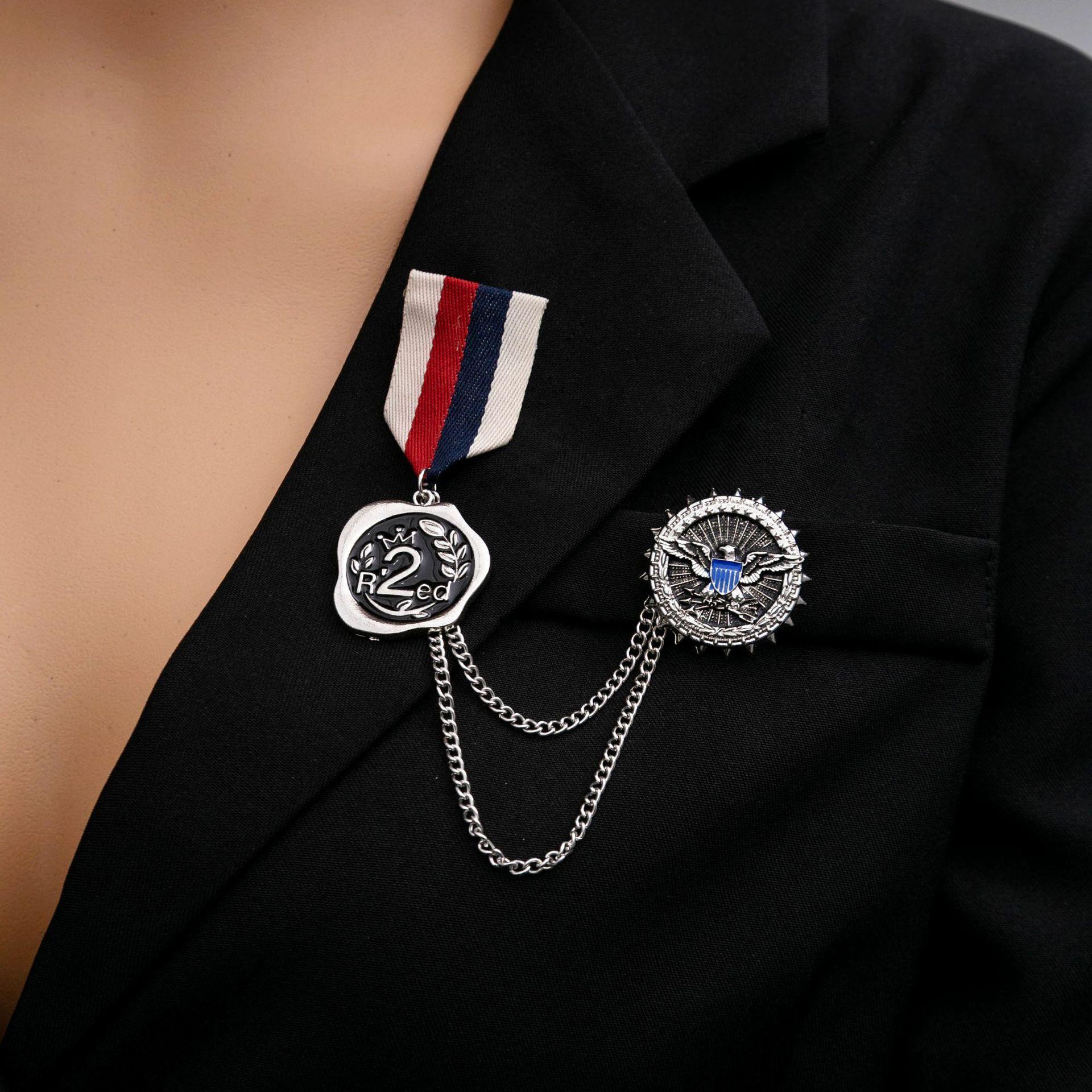 British Retro Medal Brooch Badge Fringed Chain Corsage Men And Women Personality Cool Anti-Light Clothing Collar Pin
British Retro Medal Brooch Badge Fringed Chain Corsage Men And Women Personality Cool Anti-Light Clothing Collar Pin