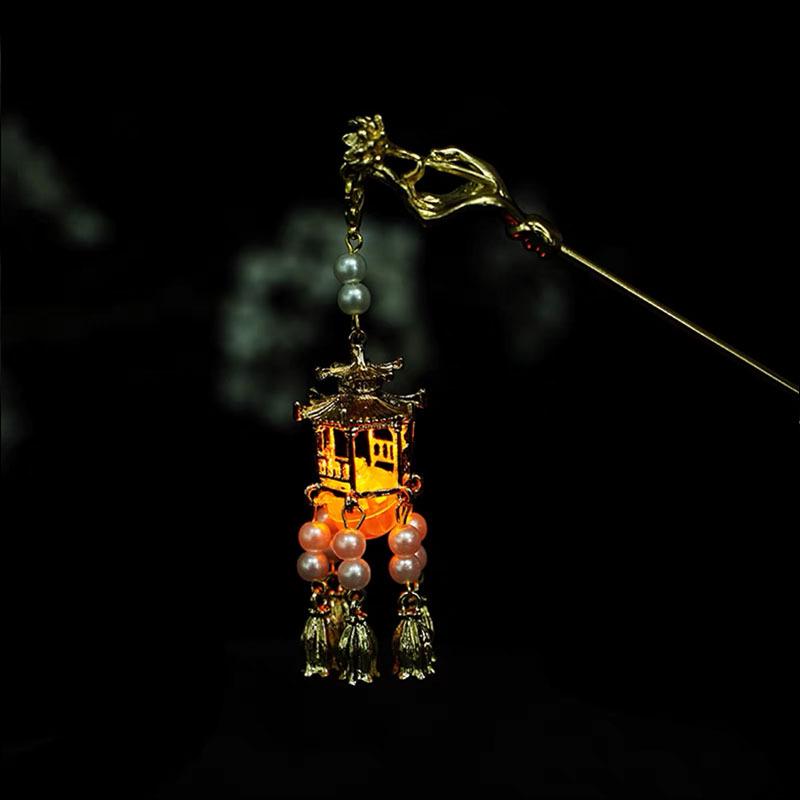 Антикварная заколка-кисточка для волос «Павильон Западного озера» со светящимся дворцовым дизайном для прически пучок ханфу.
Антикварная заколка-кисточка для волос «Павильон Западного озера» со светящимся дворцовым дизайном для прически пучок ханфу.