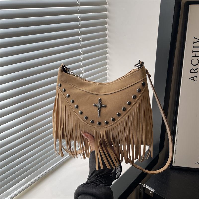 Модная сумка с кисточками и заклепками в стиле панк, женская новая осенняя популярная универсальная на одно плечо, кроссбоди, подмышечная сумка хаки
