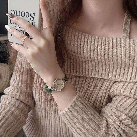 Women s Retro Exam Watch: British Style, Light Luxury, Small Dial Quartz Timepiece for Students.
Women s Retro Exam Watch: British Style, Light Luxury, Small Dial Quartz Timepiece for Students.