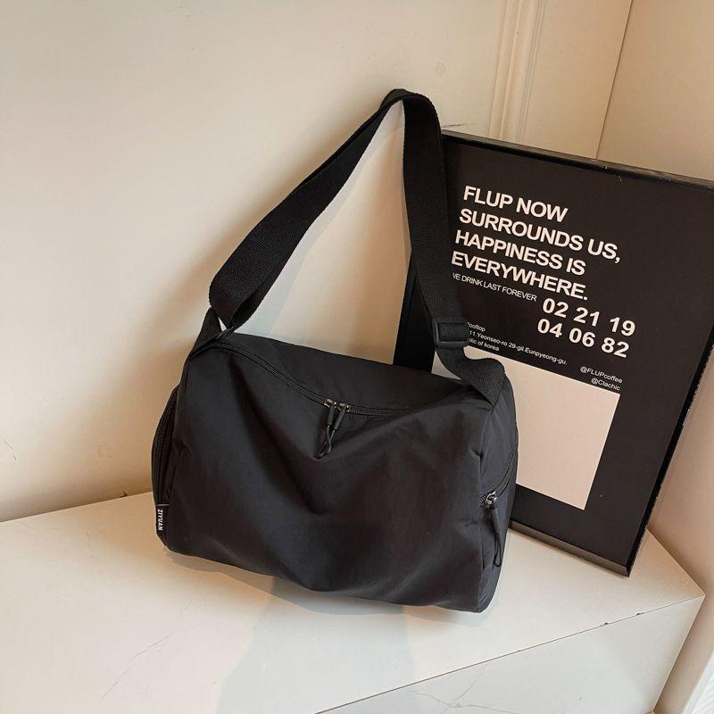 Minimalist Large Capacity Nylon Canvas Bag Women s Summer New Arrival Lightweight Crossbody Pillow Bag Sports Yoga Fitness Bag Black
Minimalist Large Capacity Nylon Canvas Bag Women s Summer New Arrival Lightweight Crossbody Pillow Bag Sports Yoga Fitness Bag Black