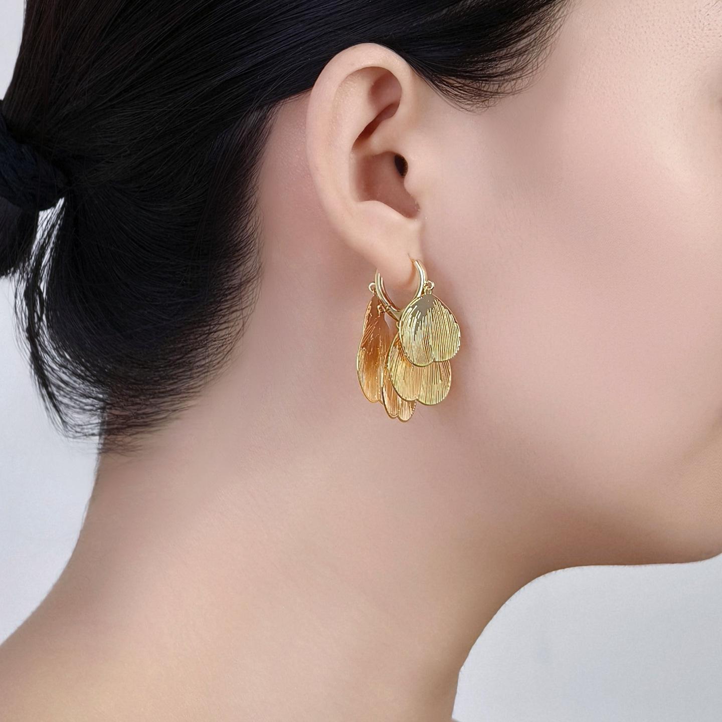 Exaggerated Butterfly Cutout Tassel Earrings: Women s 2025 Metallic Studs
Exaggerated Butterfly Cutout Tassel Earrings: Women s 2025 Metallic Studs