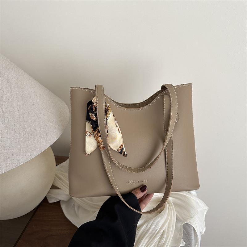 New silk scarf solid color atmospheric fashion large capacity casual retro simple commuting shoulder underarm tote handbag хакі
New silk scarf solid color atmospheric fashion large capacity casual retro simple commuting shoulder underarm tote handbag хакі