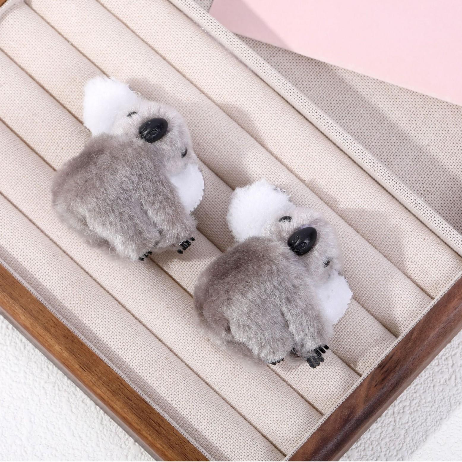 2pcs Cute Koala Car Sun Visor Clip-Adorable Plush Animal Design,Durable Fabric with Secure Grip,Fit for All Vehicles accessories
2pcs Cute Koala Car Sun Visor Clip-Adorable Plush Animal Design,Durable Fabric with Secure Grip,Fit for All Vehicles accessories
