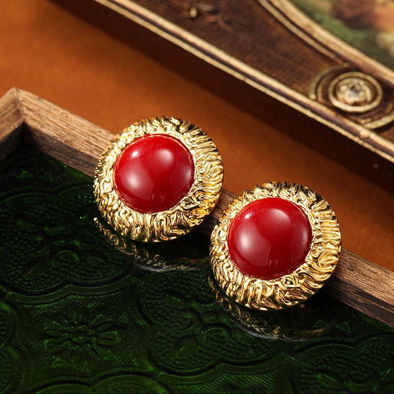 Vintage Court-Style Round Resin Earrings with 925 Silver Studs
Vintage Court-Style Round Resin Earrings with 925 Silver Studs