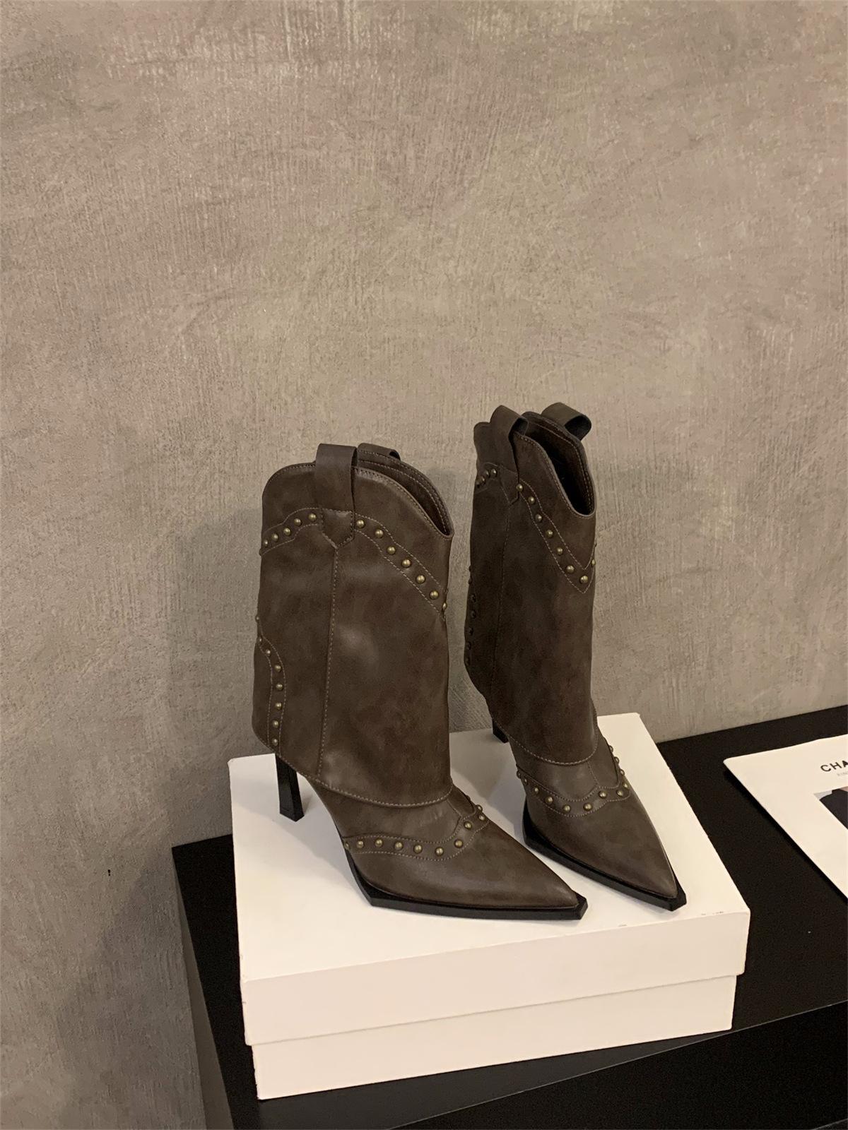 Брюки на высоком каблуке с острым носком, короткие ботинки, женская обувь 2025, новые весенне-осенние одинарные ботинки, V-образный вырез, кофейные ковбойские сапоги 40 коричневый
Брюки на высоком каблуке с острым носком, короткие ботинки, женская обувь 2025, новые весенне-осенние одинарные ботинки, V-образный вырез, кофейные ковбойские сапоги 40 коричневый