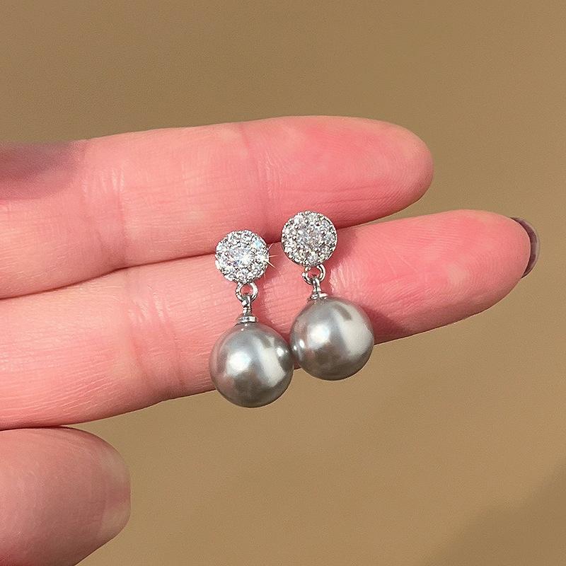Silver needle zircon round pearl earrings retro fashion temperament earrings light luxury high sense earrings design sense niche
Silver needle zircon round pearl earrings retro fashion temperament earrings light luxury high sense earrings design sense niche