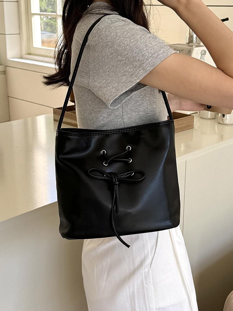 Fashion Bow Women s Shoulder Bags Sweet Design Ladies Underarm Bag PU Leather Solid Color Female Bucket Bag Clutch Handbags
Fashion Bow Women s Shoulder Bags Sweet Design Ladies Underarm Bag PU Leather Solid Color Female Bucket Bag Clutch Handbags