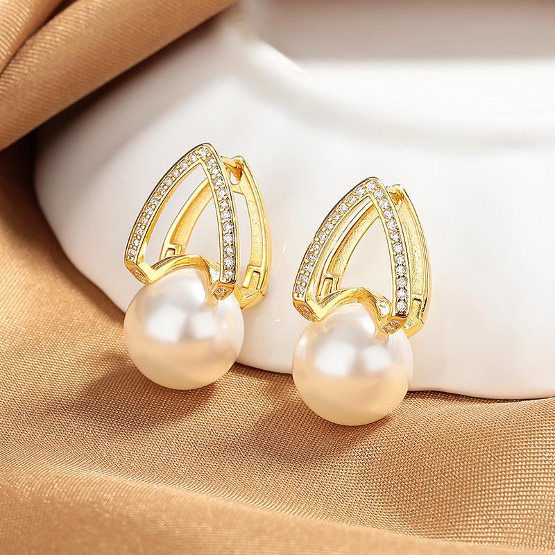 Gas Retro Bead V-Shaped Three-Dimensional Earrings Female Star With The Same High-End Design Commuter Earrings French Style золотой
Gas Retro Bead V-Shaped Three-Dimensional Earrings Female Star With The Same High-End Design Commuter Earrings French Style золотой
