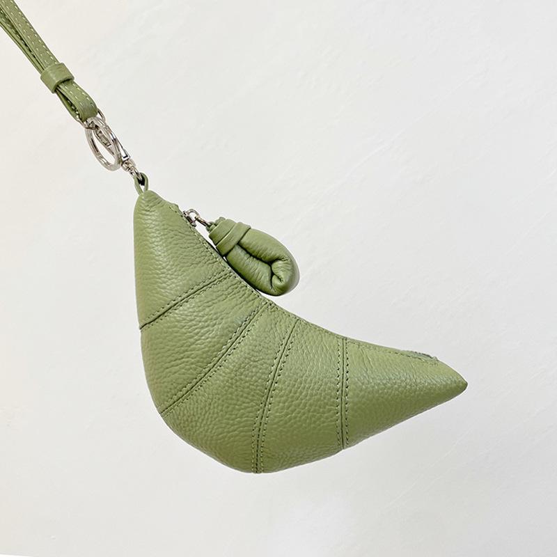 Мини-сумка-круассан из натуральной кожи LE для наушников и ключей - женская сумка-мессенджер из овечьей кожи. 21cm x 2.5cm x 9cm
Мини-сумка-круассан из натуральной кожи LE для наушников и ключей - женская сумка-мессенджер из овечьей кожи. 21cm x 2.5cm x 9cm