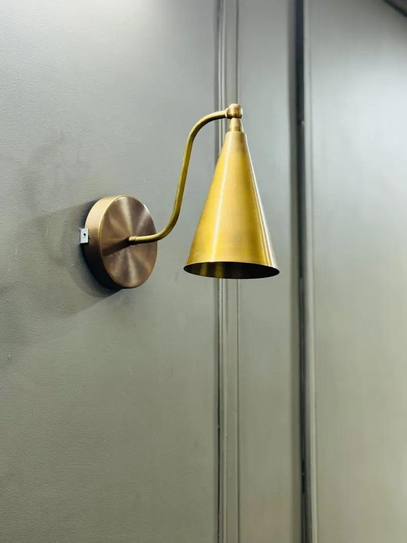 Настінний бра з латуні в стилі модерн середини століття – Світильник ручної роботи з необробленої латуні – Мінімалістичний настінний світильник для спальні або вітальні коричневий
Настінний бра з латуні в стилі модерн середини століття – Світильник ручної роботи з необробленої латуні – Мінімалістичний настінний світильник для спальні або вітальні коричневий