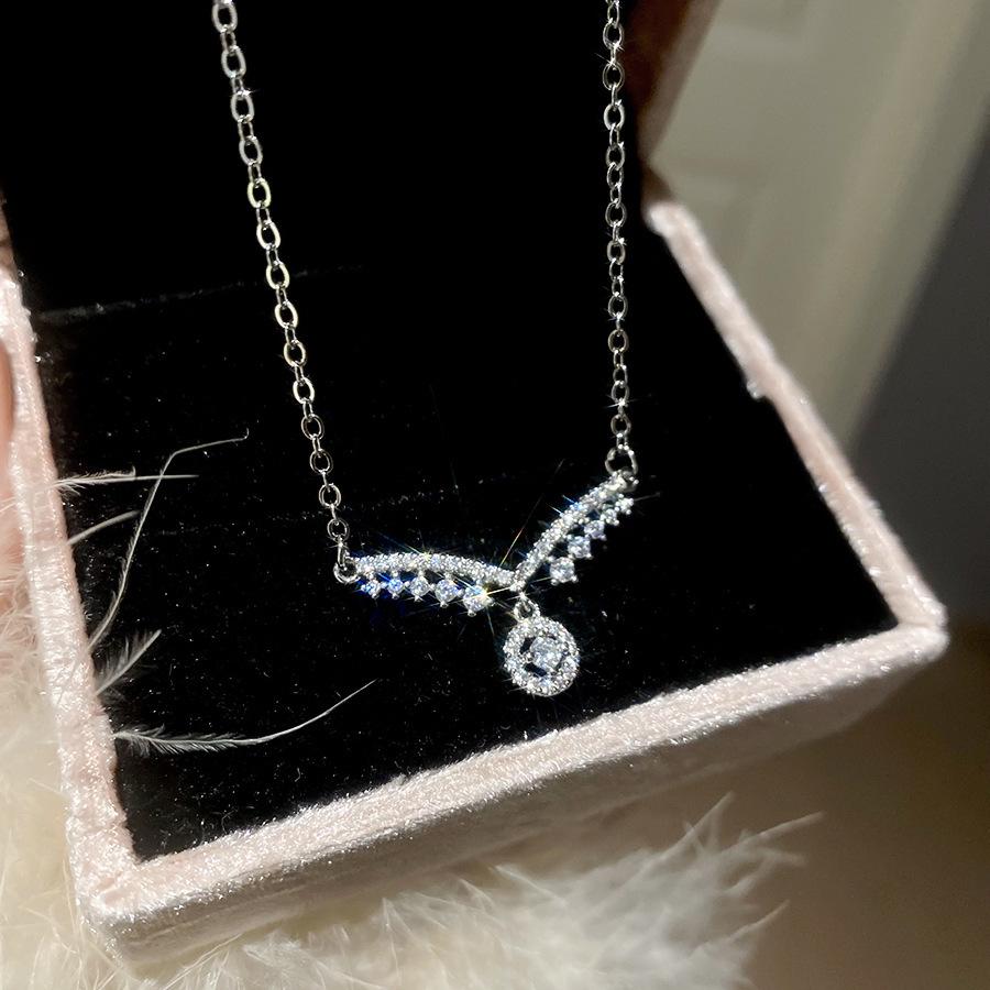 Japanese and Korean Zircon Pendant Necklace - Light Luxury High-End Fashion Clavicle Chain
Japanese and Korean Zircon Pendant Necklace - Light Luxury High-End Fashion Clavicle Chain