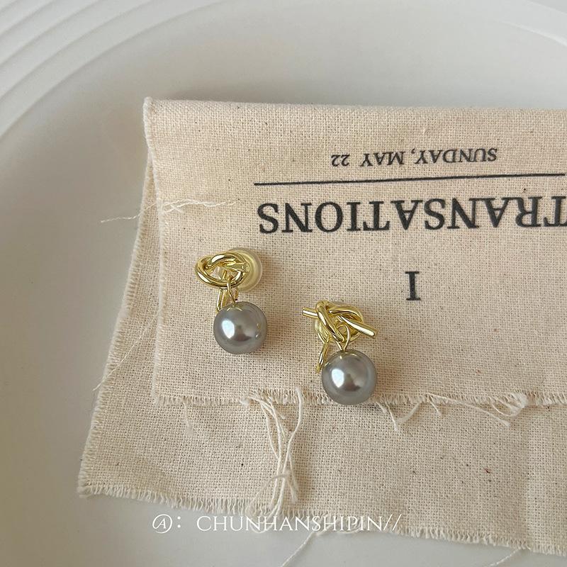 Internet explosion, rope knot stud earrings, light luxury high-end earrings, geometric simple ear clips, no ear holes, tiger s eye stone earrings.
Internet explosion, rope knot stud earrings, light luxury high-end earrings, geometric simple ear clips, no ear holes, tiger s eye stone earrings.