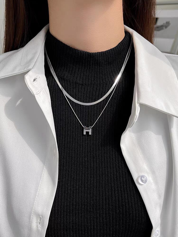 Ожерелье с буквой H, двойное, простое, модное, с темпераментом, ключичная равнинная цепочка, легкая роскошь, для поездок на работу, для свитера