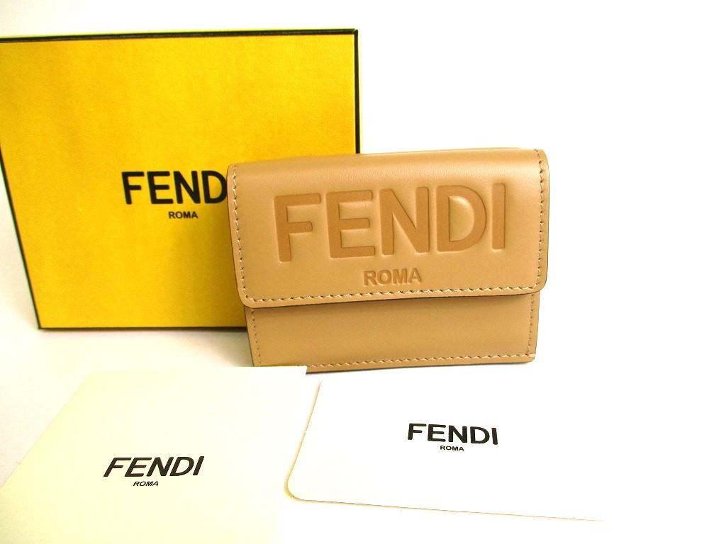 Автентичний світло-коричневий шкіряний трискладний гаманець FENDI ROMA Компактний гаманець №9833 відремонтований
Автентичний світло-коричневий шкіряний трискладний гаманець FENDI ROMA Компактний гаманець №9833 відремонтований