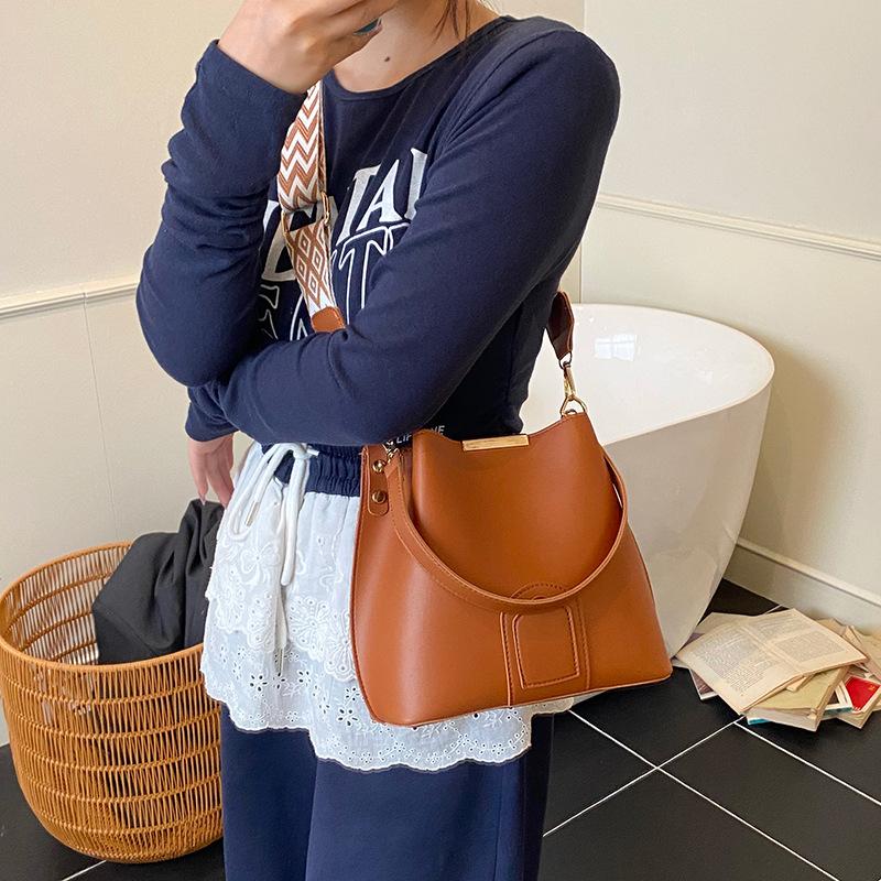 Popular bags large capacity women s spring and summer 2025 new versatile fashion bucket bag shoulder messenger bag чорний
Popular bags large capacity women s spring and summer 2025 new versatile fashion bucket bag shoulder messenger bag чорний
