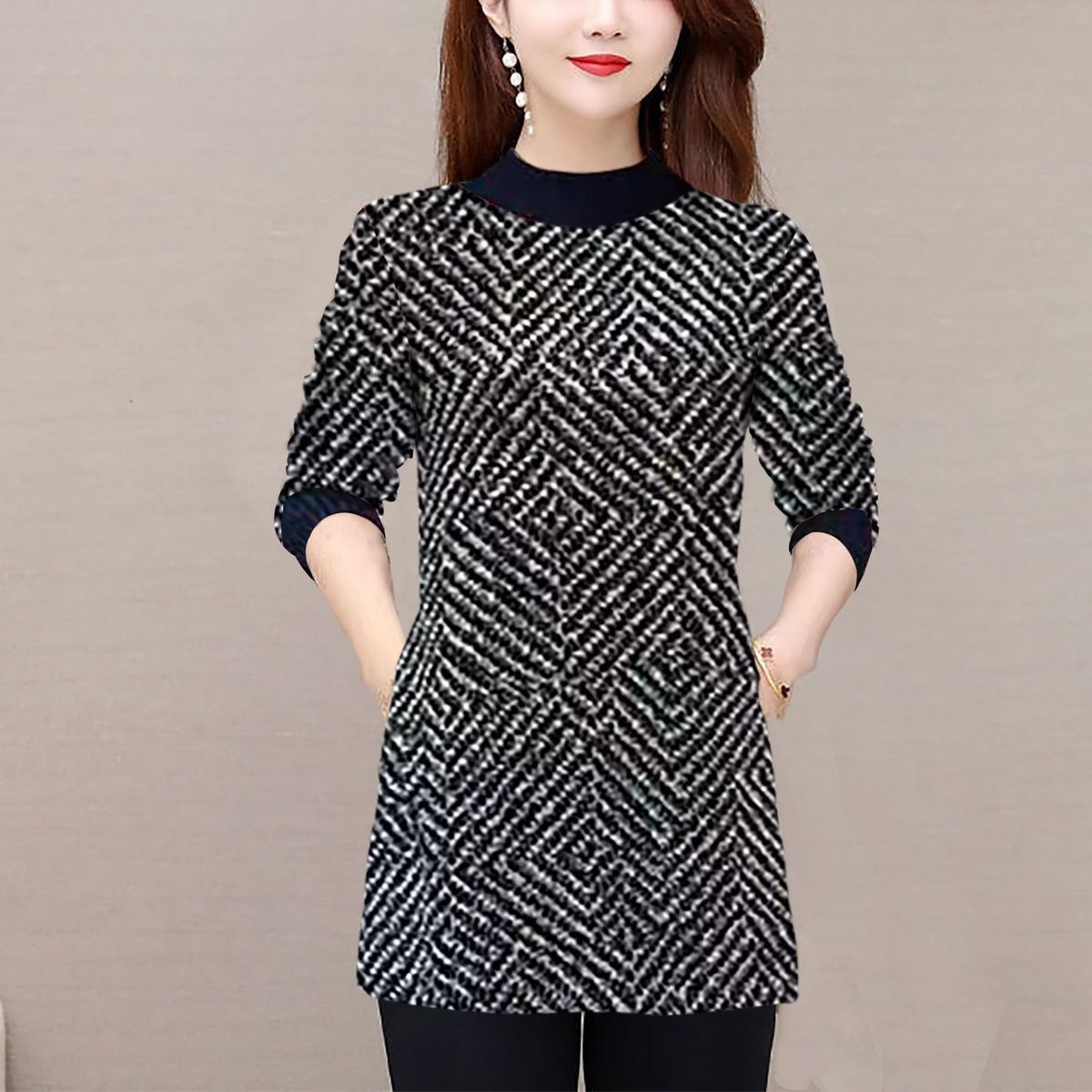 Женский полувысокий воротник-стойка осенний принтованный нитью длинный рукав свободные карманы миди-пуловер XXL чёрный
Женский полувысокий воротник-стойка осенний принтованный нитью длинный рукав свободные карманы миди-пуловер XXL чёрный