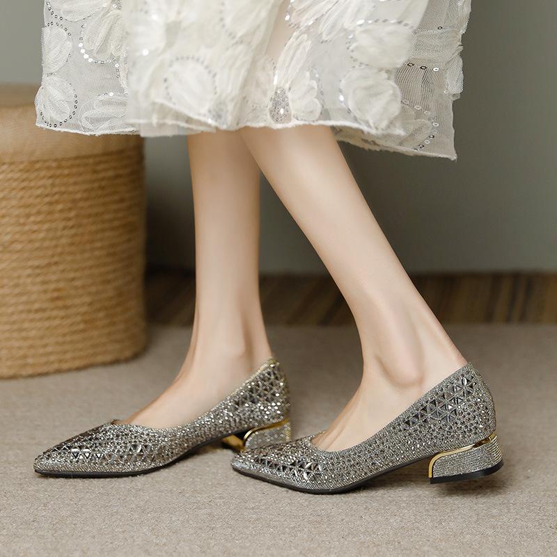 Pointed thick heel soft sole shallow mouth flat sole women s 2024 new casual versatile light luxury solid color rhinestone women s shoes 35 чорний
Pointed thick heel soft sole shallow mouth flat sole women s 2024 new casual versatile light luxury solid color rhinestone women s shoes 35 чорний