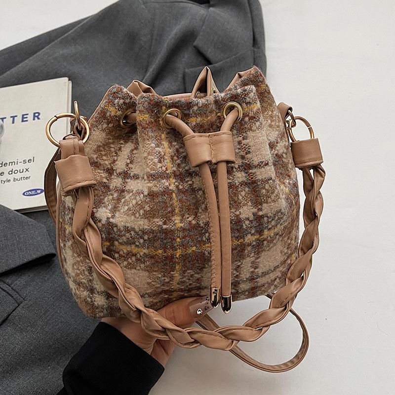 Модная шерстяная поясная сумка Осень и зима Новая универсальная Модная для поездок Ретро клетчатая сумка-ведро
Модная шерстяная поясная сумка Осень и зима Новая универсальная Модная для поездок Ретро клетчатая сумка-ведро