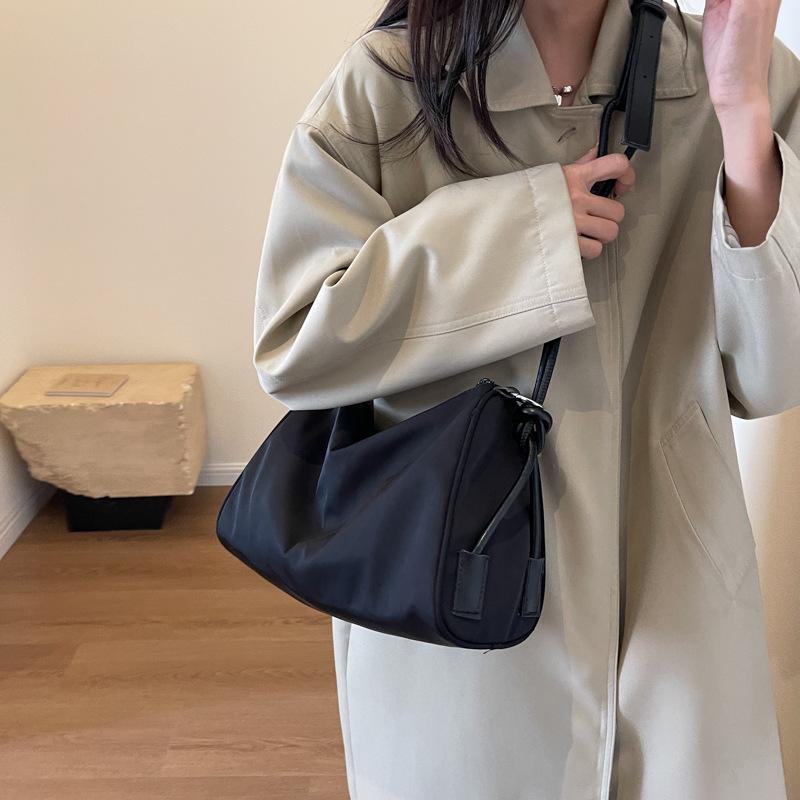 Simple solid color women s shoulder bag new winter versatile messenger bag exquisite high sense portable messenger bag bag women 21*33*13 чёрный
Simple solid color women s shoulder bag new winter versatile messenger bag exquisite high sense portable messenger bag bag women 21*33*13 чёрный