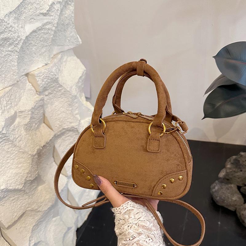 Осенне-зимняя ретро замшевая сумка женская модная универсальная сумка-мессенджер портативная сумка для боулинга
Осенне-зимняя ретро замшевая сумка женская модная универсальная сумка-мессенджер портативная сумка для боулинга