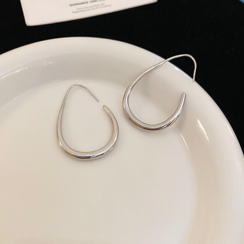 Elegant Water Drop Earrings: Light Luxury European-American Style for Women
Elegant Water Drop Earrings: Light Luxury European-American Style for Women