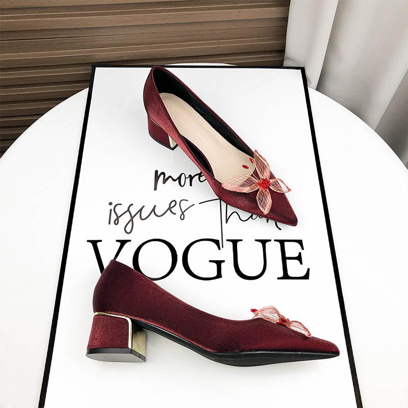A red Chinese wedding shoes Hexiu wedding dress two wear bridal shoes thick heel flower high heels are not tired 34
A red Chinese wedding shoes Hexiu wedding dress two wear bridal shoes thick heel flower high heels are not tired 34